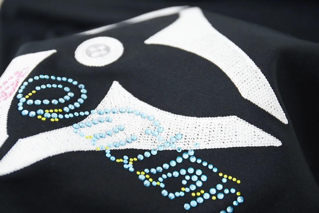 🅿️180 1V 25SS early spring new style Short sleeves with embroidered hot diamond letters Light luxury A must-have item for daily commuting for men and women Correct version Welcome to compare Detailed features · 320g 100% pure cotton double yarn jersey fabric · Special thickening in the same vat 32 pieces double-strand 1X1 thread · Imported Tajima machine embroidery petals . High temperature Australian imported colored diamonds · Double-needle sewing and cross-seam technology · Original main mark, washed tag, brand moisture-proof paper packaging Color: black/white Size: S/M/L/XL